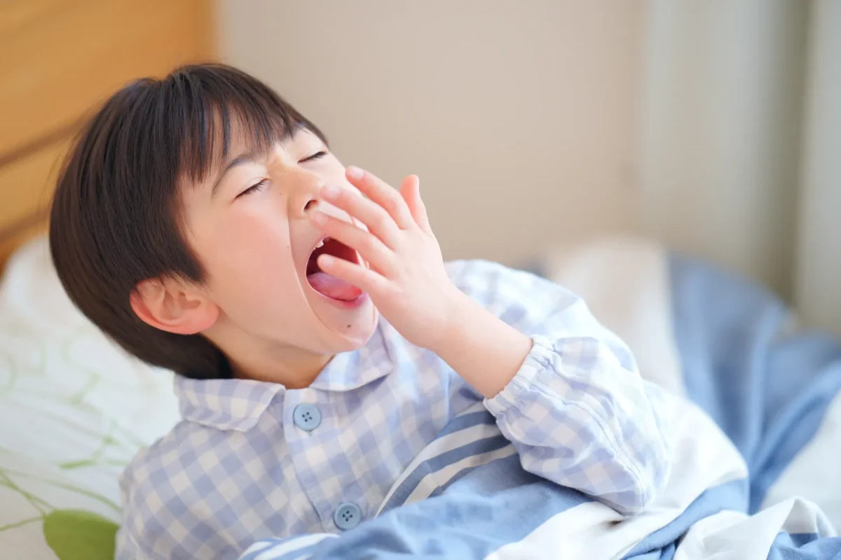 寝起きの口がねばつくのはなぜ？原因と対処法を解説